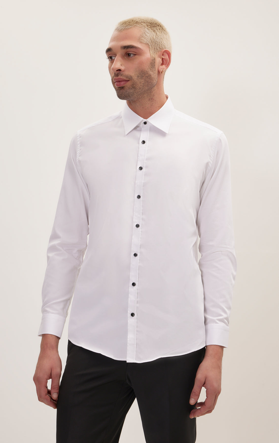 Контрастная пуговица рубашки - белый черный