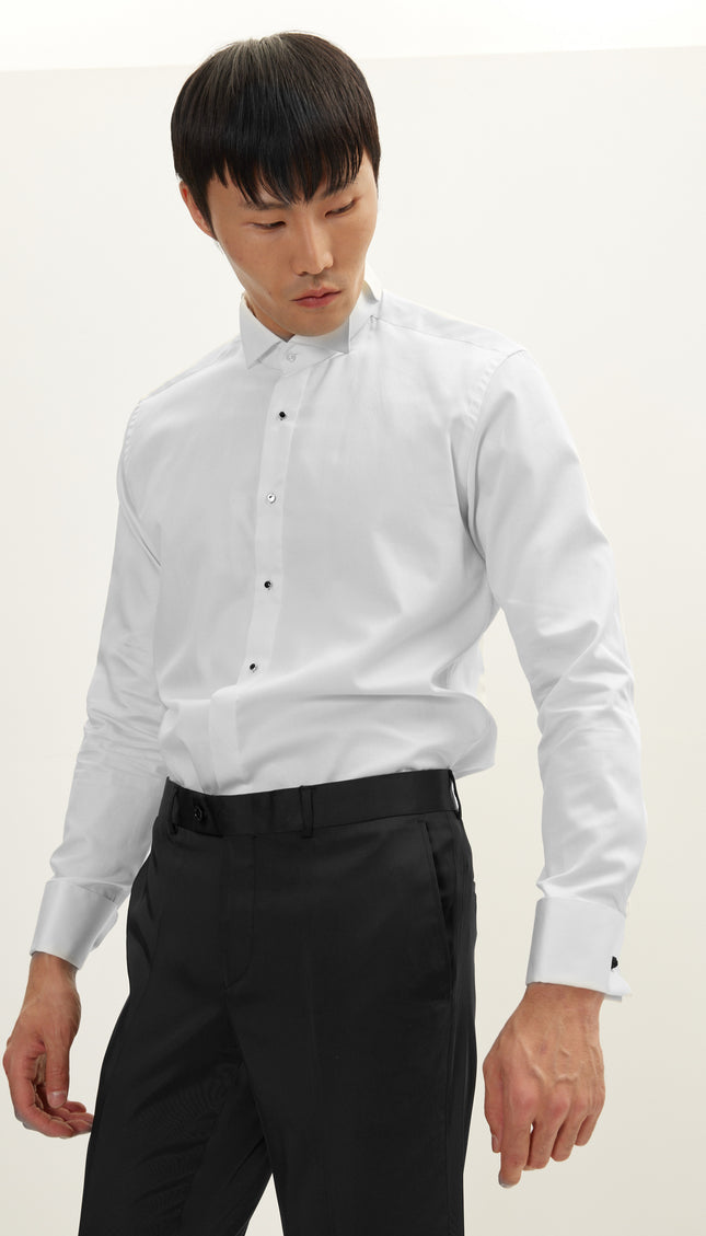 Приталенная рубашка из смокинга с длинным рукавом и приталенной застежкой на пуговицах - белый