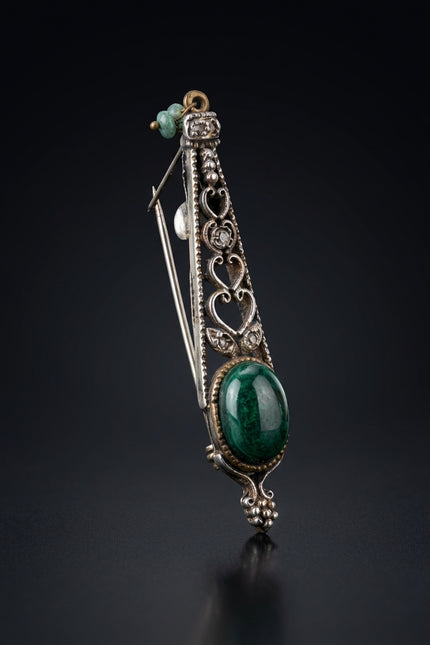 Brooch - Green_Gold elongated_ornate_drop - angle
