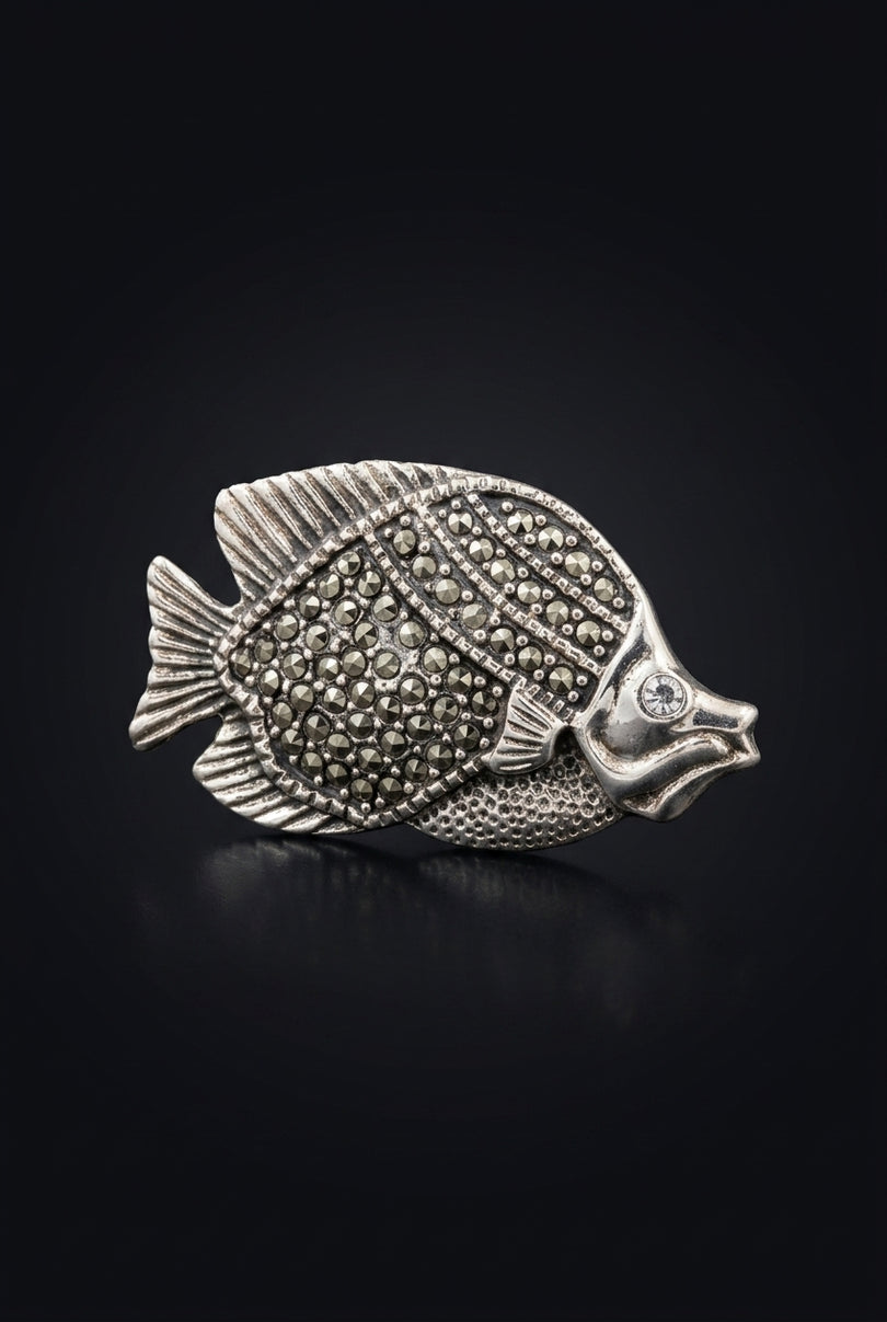 Brooch - Silver fish - angle
