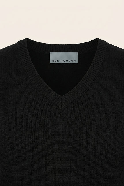 Classic V-Neck Knitted Vest - Black - Detail
