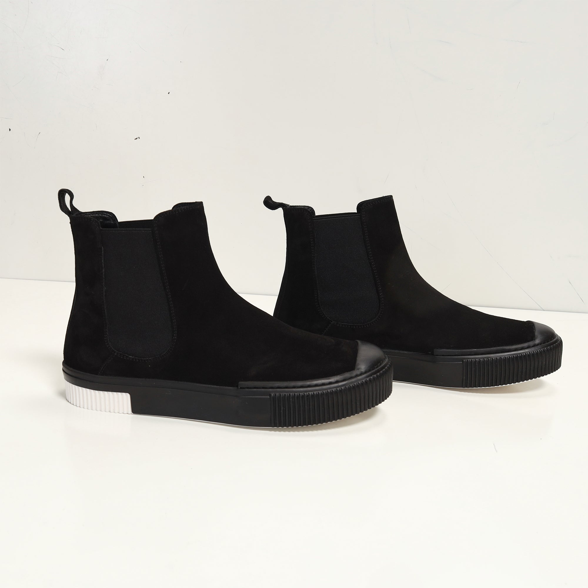 THE KING - Suede Leather and Rubber Sole Chelsea Boots - Black Black - Ron Tomson