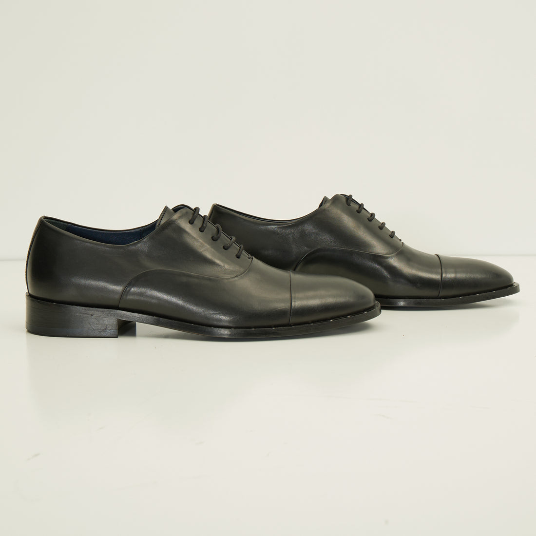 N°  D4451 THE STUDDED CAP TOE OXFORDS POLISHED LEATHER - BLACK