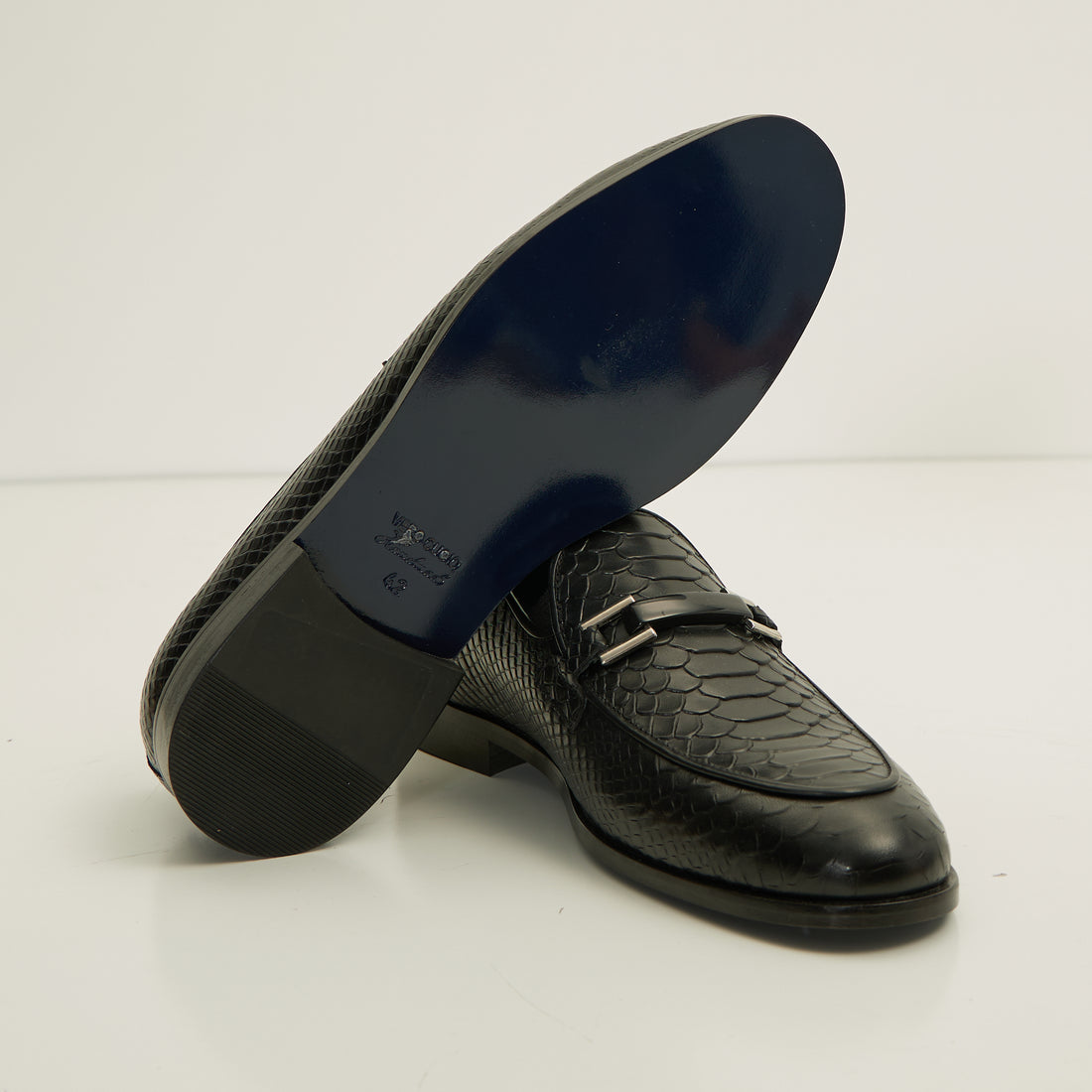 The Croc Classic Leather Loafer - Black