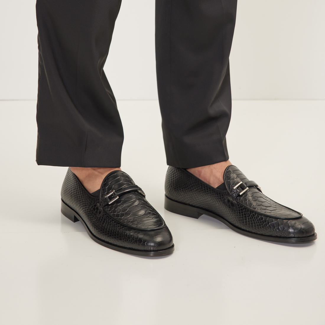 The Croc Classic Leather Loafer - Black