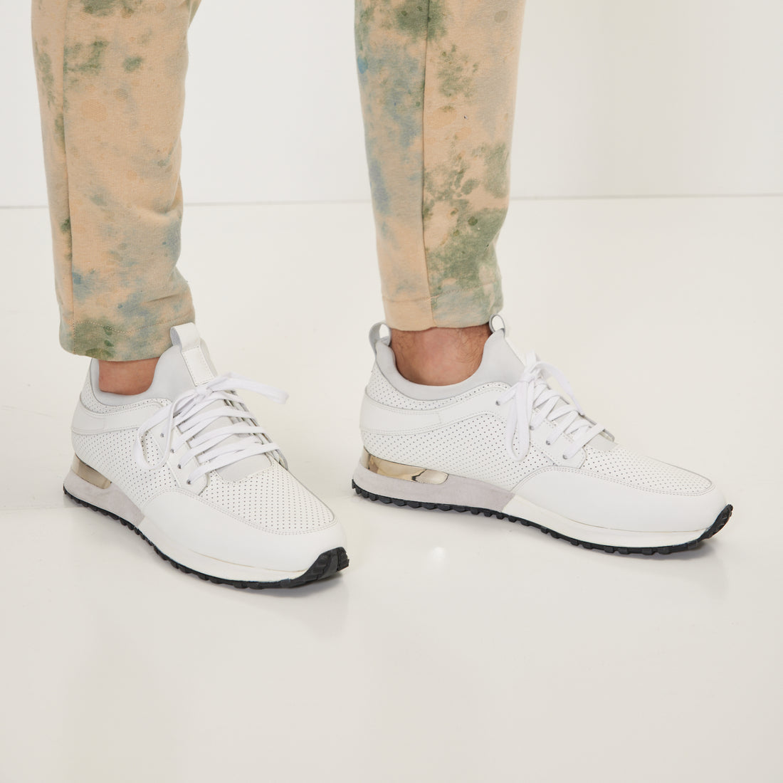 N°  D0532 THE PERFORATED LEATHER RUNNER SNEAKER - WHITE