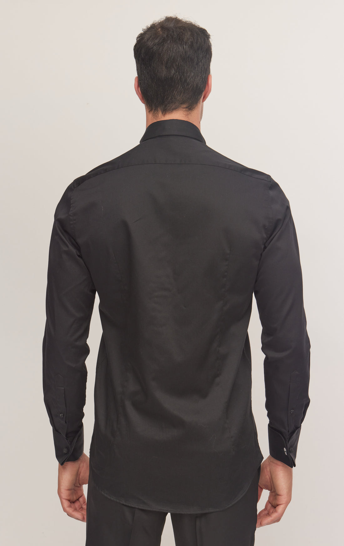 Приталенная рубашка в смокинге с длинным рукавом и приталенной жемчужиной - черный